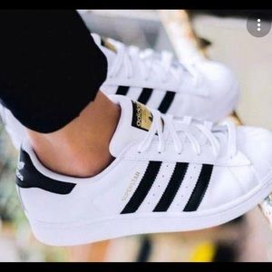NWT ADIDAS SÚPER STAR